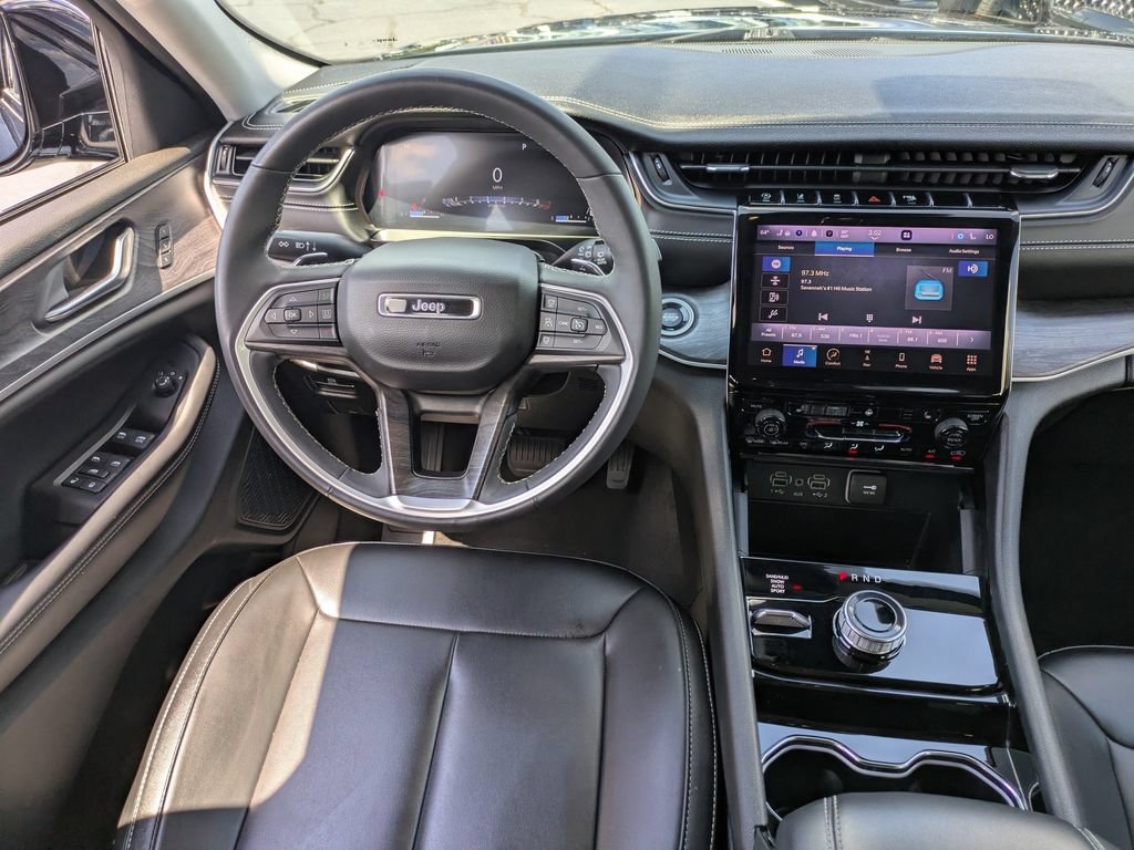 Used 2023 Jeep Grand Cherokee Limited w/ Black Appearance Package AWD/4WD image 18