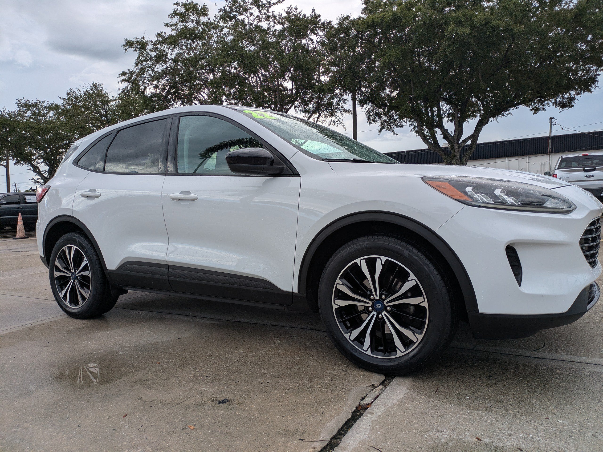 Certified 2022 Ford Escape SE w/ SE Sport Appearance Package AWD/4WD image 2