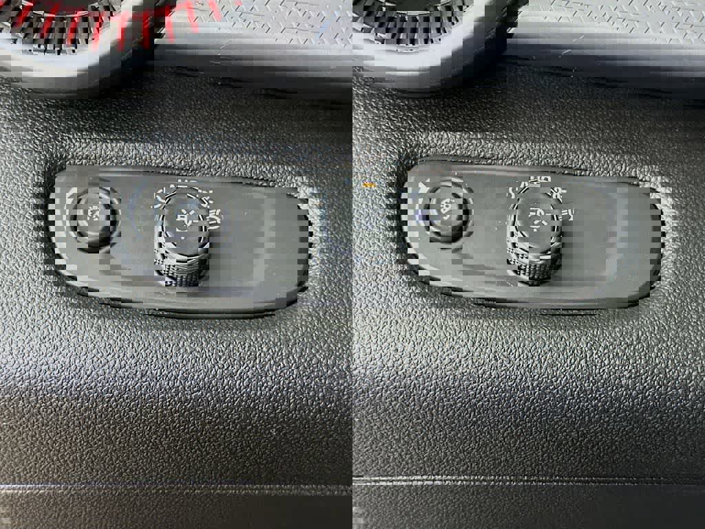 Used 2024 Chevrolet Trax RS w/ Sunroof Package image 26