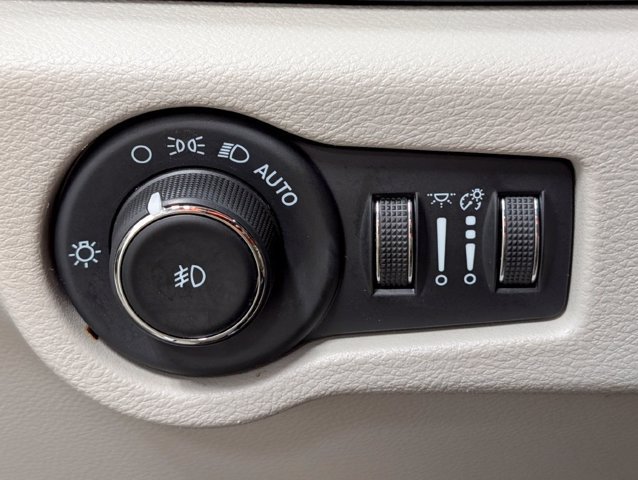 Used 2023 Chrysler Pacifica Touring-L FWD image 9
