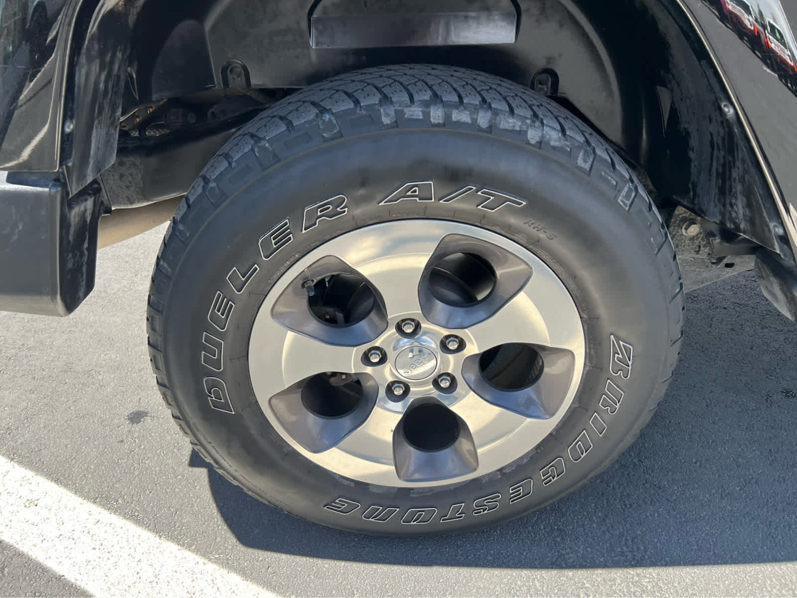 Used 2018 Jeep Wrangler Sahara w/ Connectivity Group AWD/4WD image 15