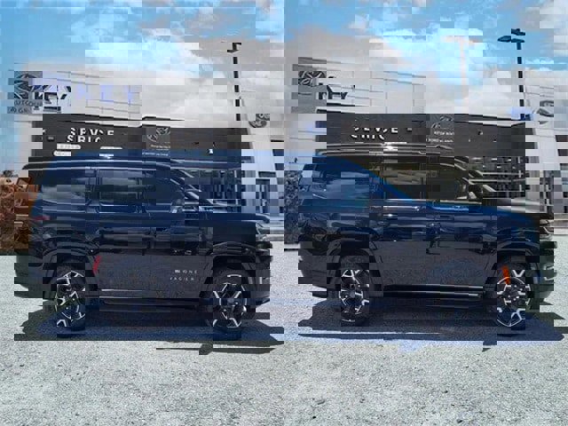 Used 2023 Jeep Wagoneer L Series III w/ Preferred Equipment Group image 6