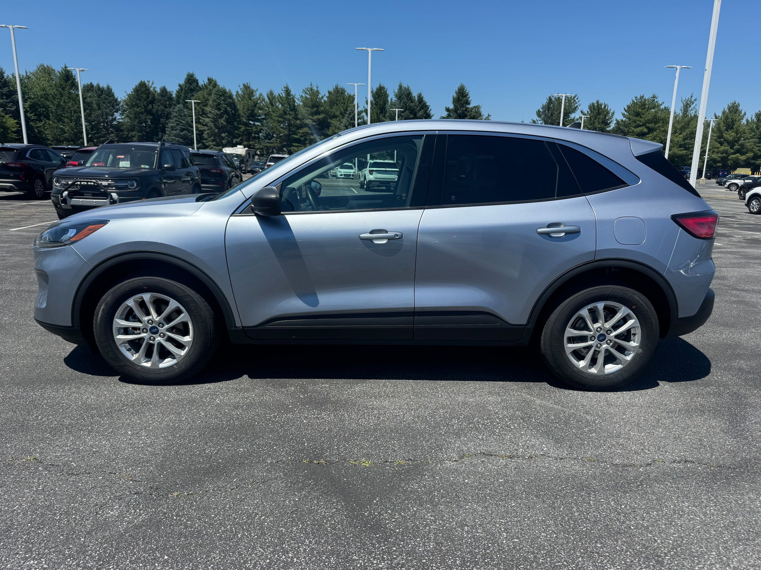 Certified 2022 Ford Escape SE w/ Cold Weather Package AWD/4WD image 2