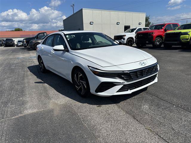 Used 2025 Hyundai Elantra SEL FWD image 1