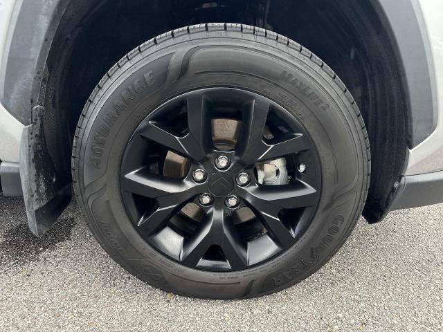 Used 2021 Toyota RAV4 LE AWD/4WD image 10