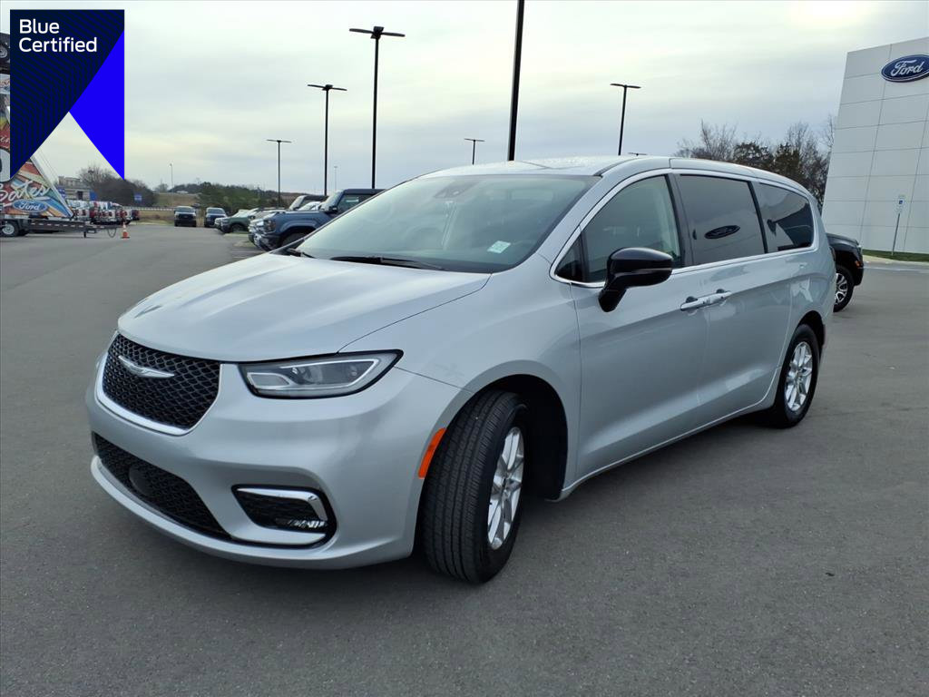 Used 2024 Chrysler Pacifica Touring-L image 1