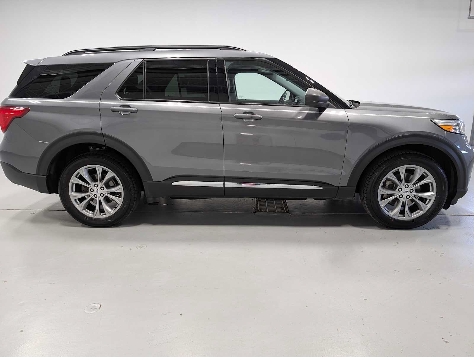 Certified 2023 Ford Explorer XLT w/ Equipment Group 202A AWD/4WD image 7