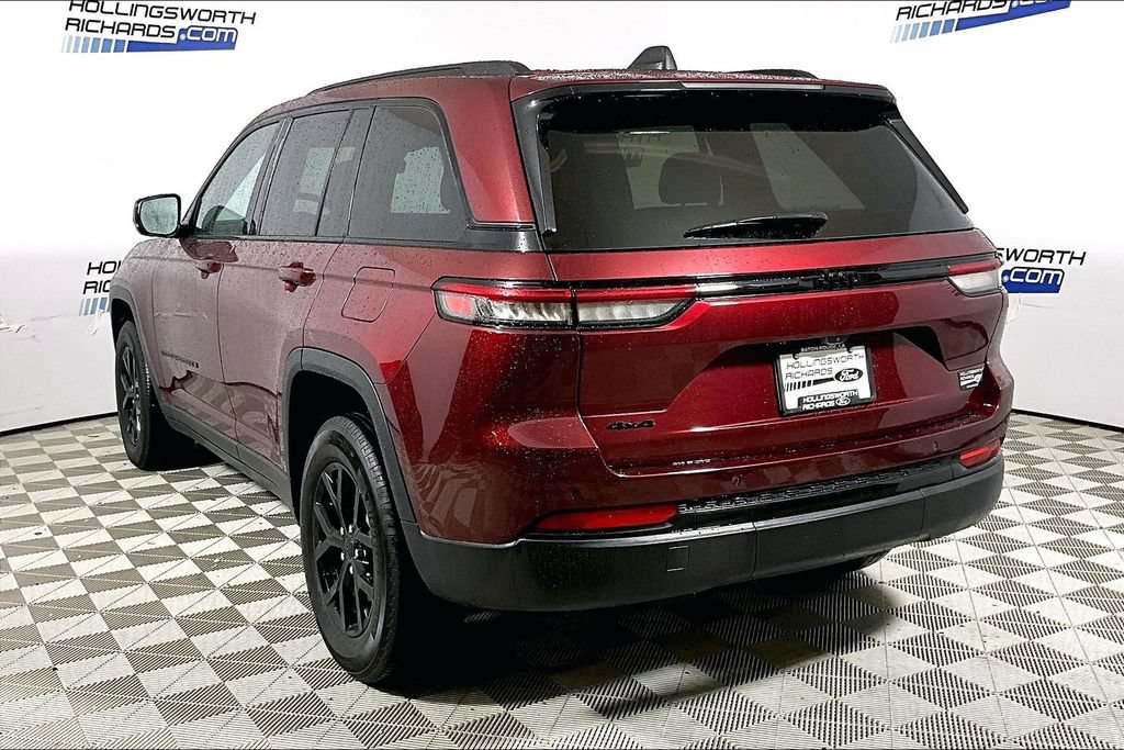 Used 2025 Jeep Grand Cherokee Altitude AWD/4WD image 8