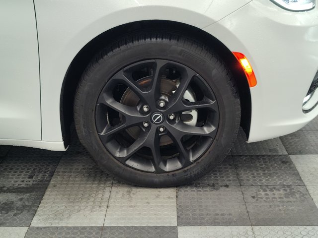Used 2026 Chrysler Pacifica Limited w/ S Appearance Package FWD image 13