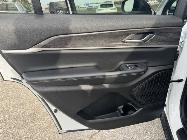 Used 2024 Jeep Grand Cherokee L Limited image 24