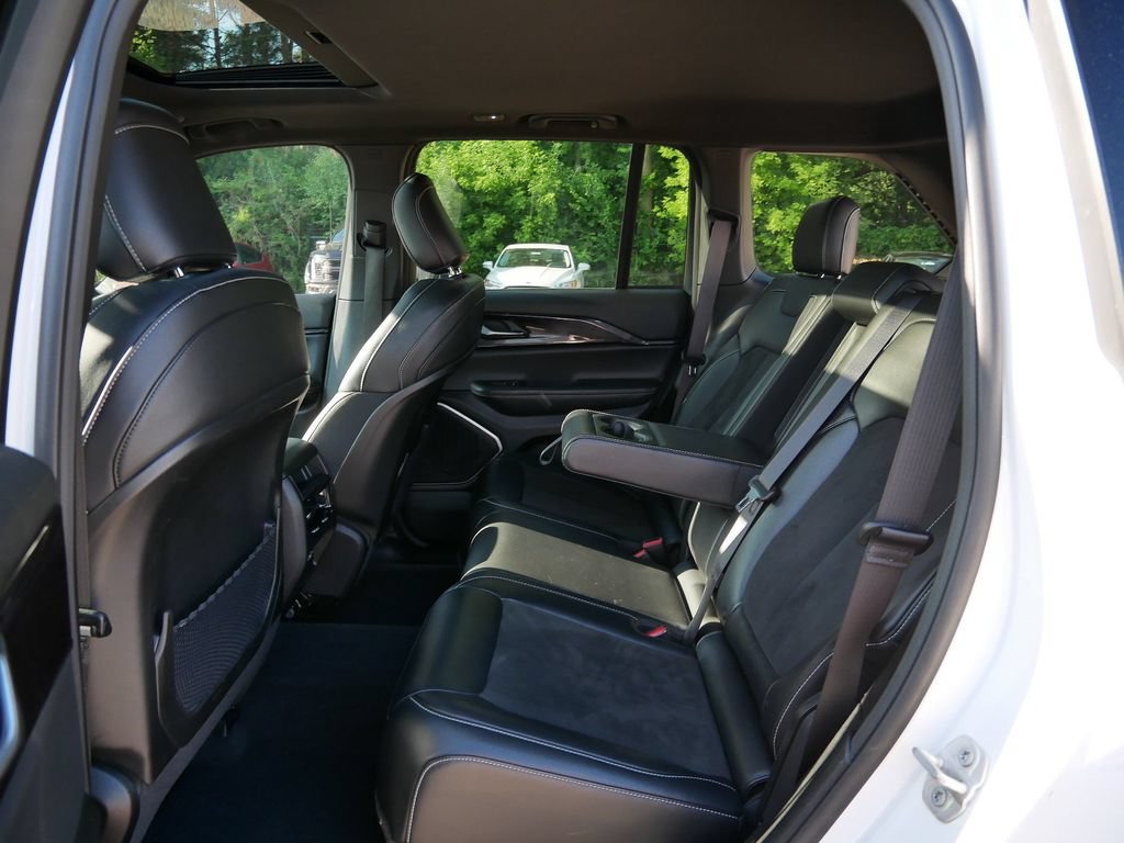 Used 2022 Jeep Grand Cherokee Altitude AWD/4WD image 11