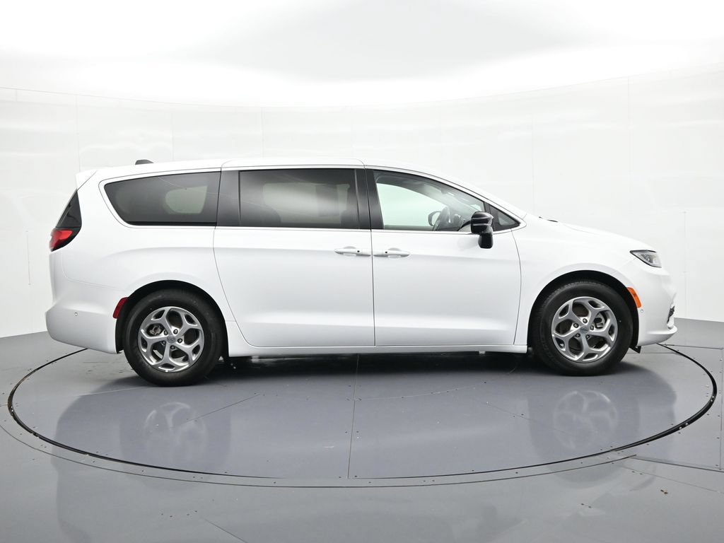 Used 2024 Chrysler Pacifica Limited FWD image 5