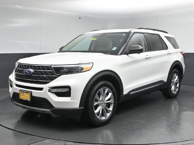 Certified 2024 Ford Explorer XLT w/ Equipment Group 202A AWD/4WD image 3