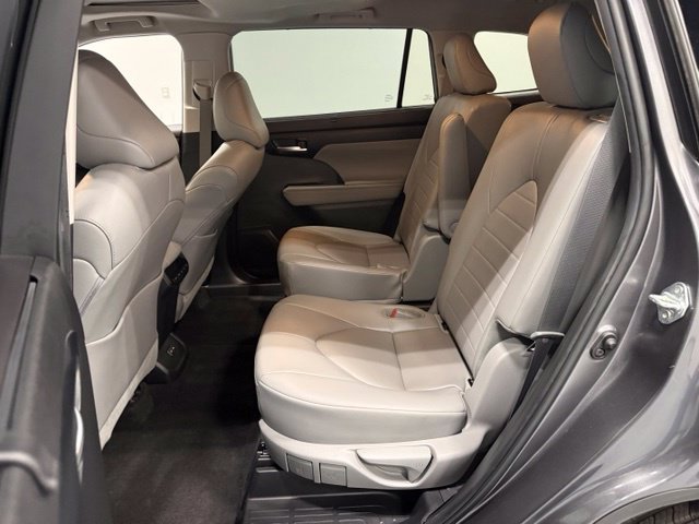 Used 2023 Toyota Highlander XLE FWD image 32