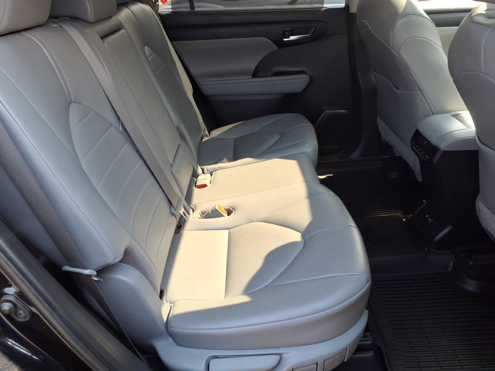 Used 2021 Toyota Highlander XLE AWD/4WD image 23