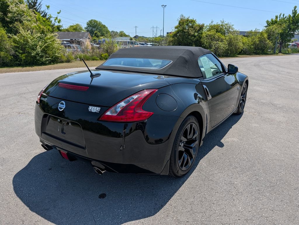 Used 2019 Nissan 370Z Touring RWD image 3