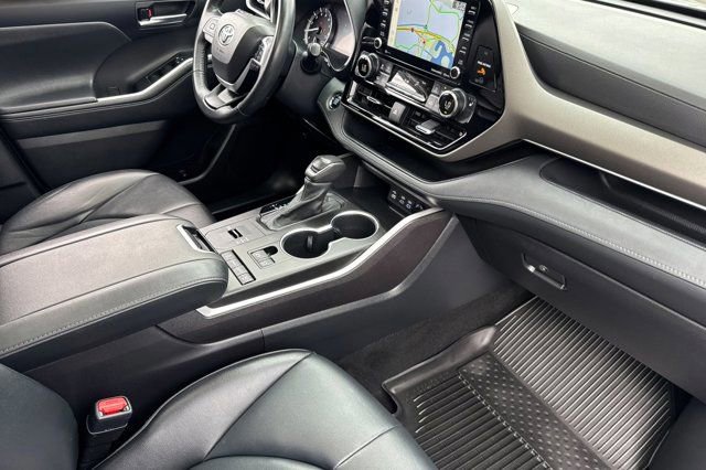 Used 2022 Toyota Highlander XLE image 19