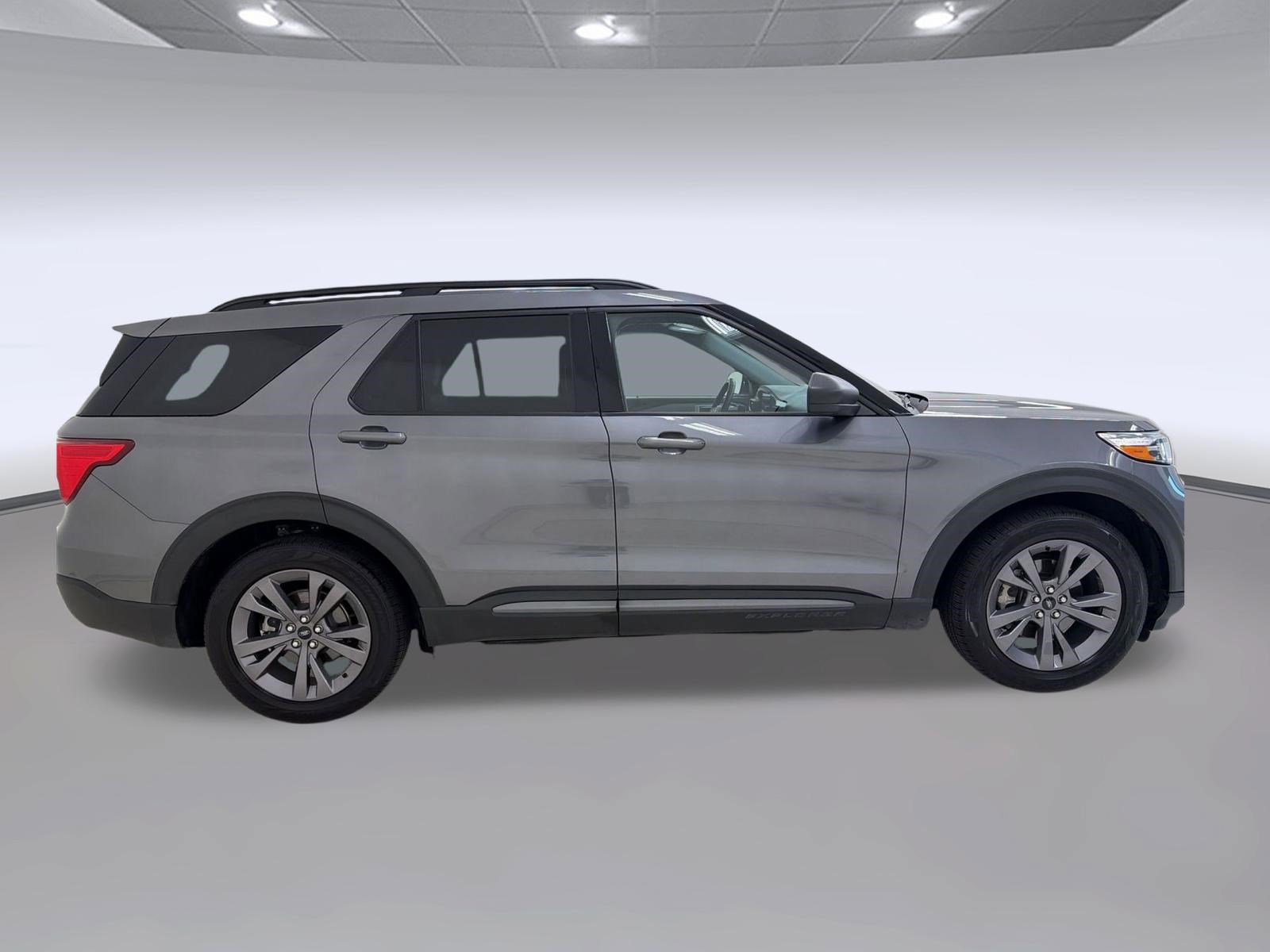 Certified 2021 Ford Explorer XLT w/ Equipment Group 202A RWD image 8