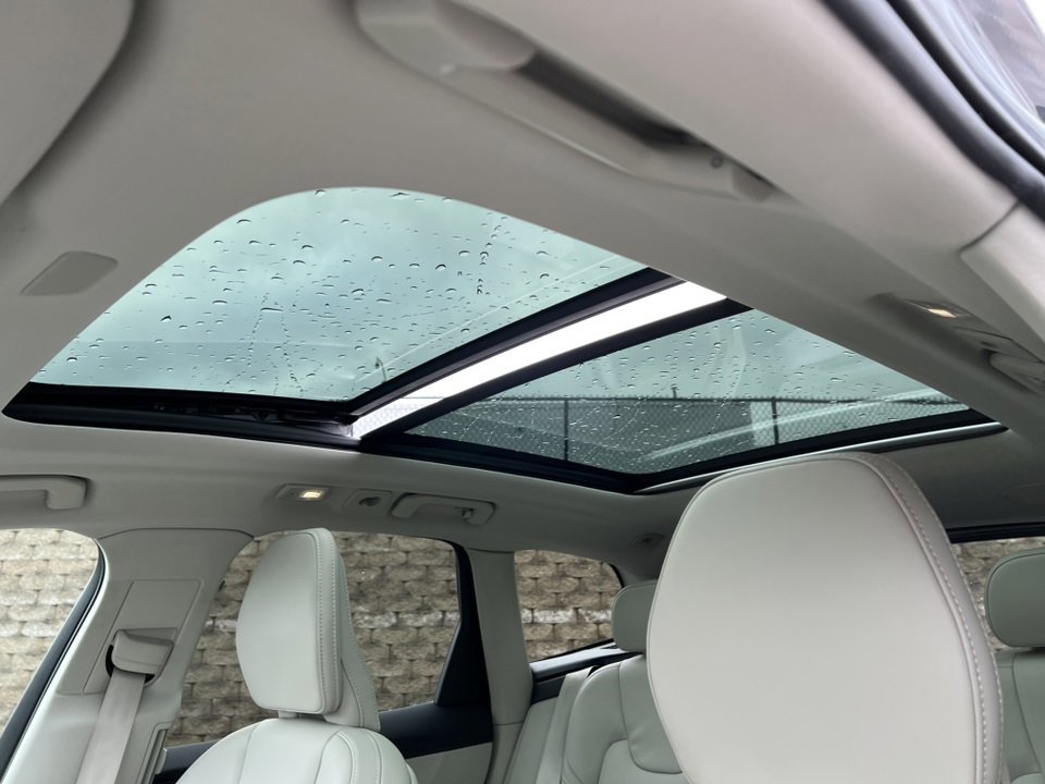 Used 2022 Volvo XC60 B5 Inscription image 12