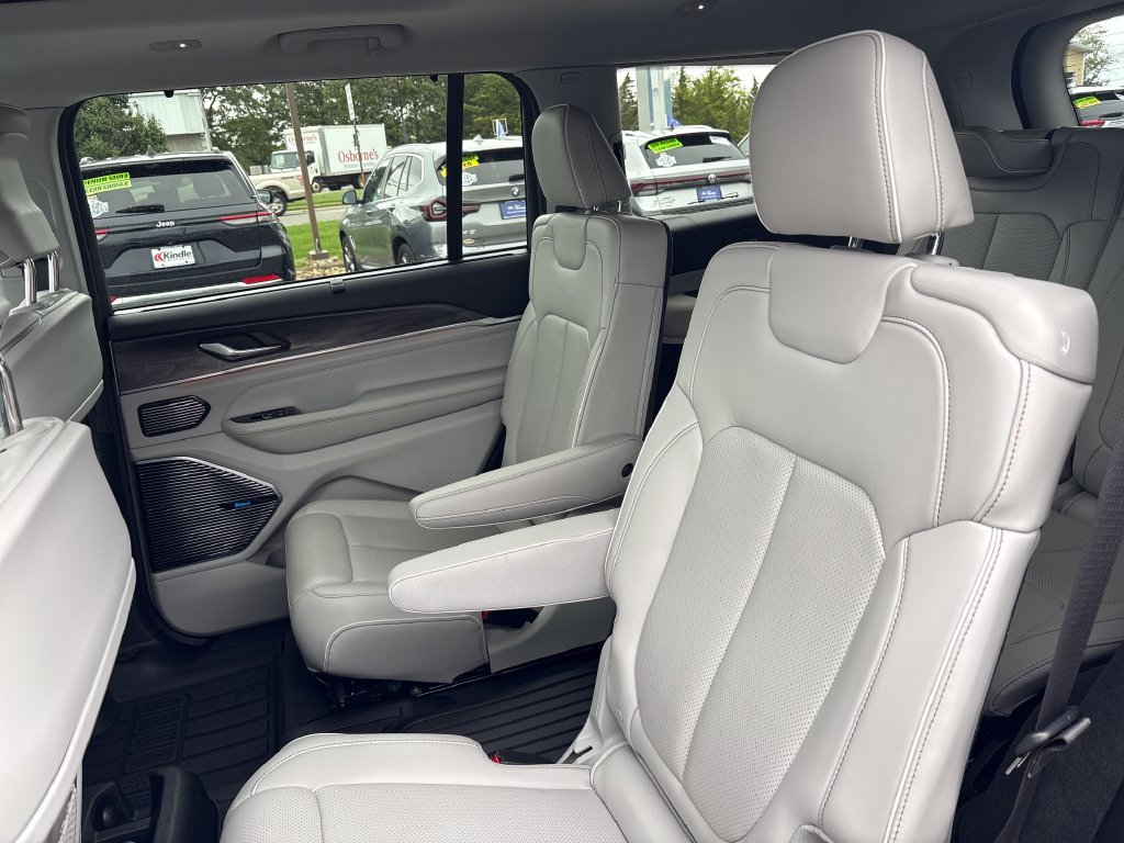 Used 2022 Jeep Grand Cherokee L Overland w/ Advanced Protech Group III AWD/4WD image 25