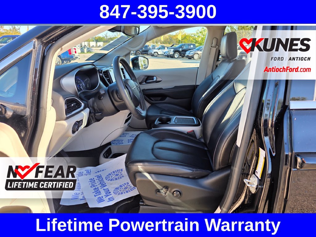 Used 2024 Chrysler Pacifica Touring-L FWD image 15