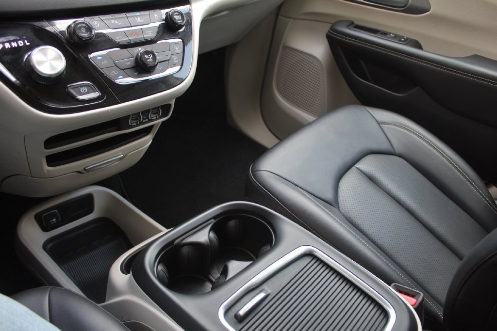 Used 2024 Chrysler Pacifica Touring-L FWD image 22