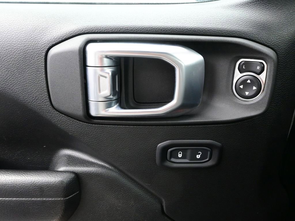 Used 2025 Jeep Wrangler Sahara image 17