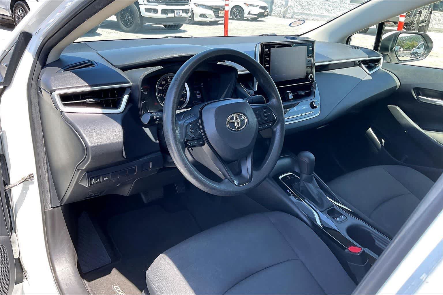 Used 2021 Toyota Corolla LE FWD image 2
