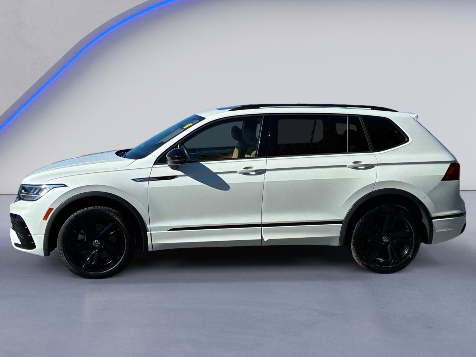 Used 2024 Volkswagen Tiguan SE R-Line FWD image 8