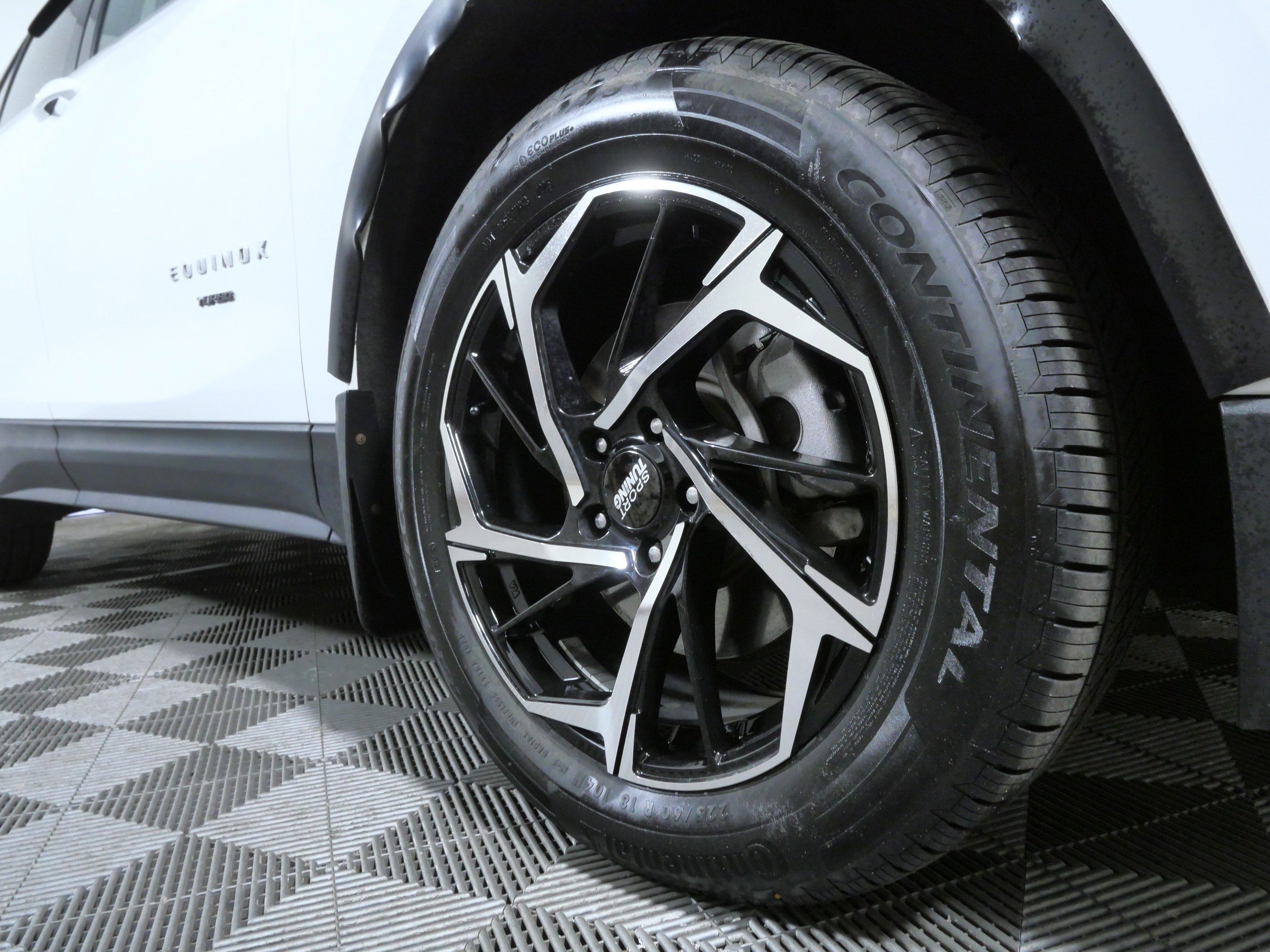 Used 2020 Chevrolet Equinox LT AWD/4WD image 2