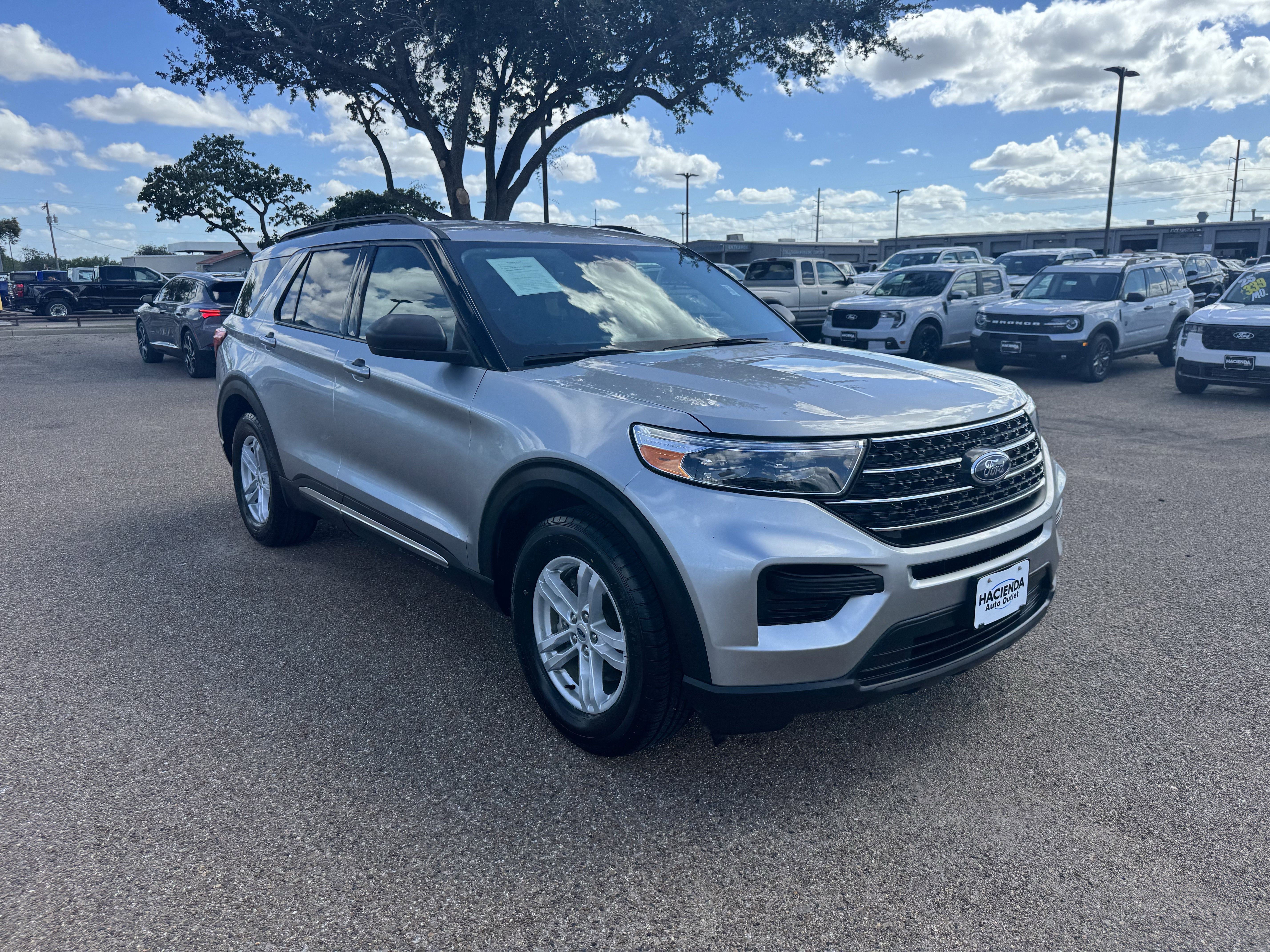 Certified 2024 Ford Explorer XLT RWD image 5
