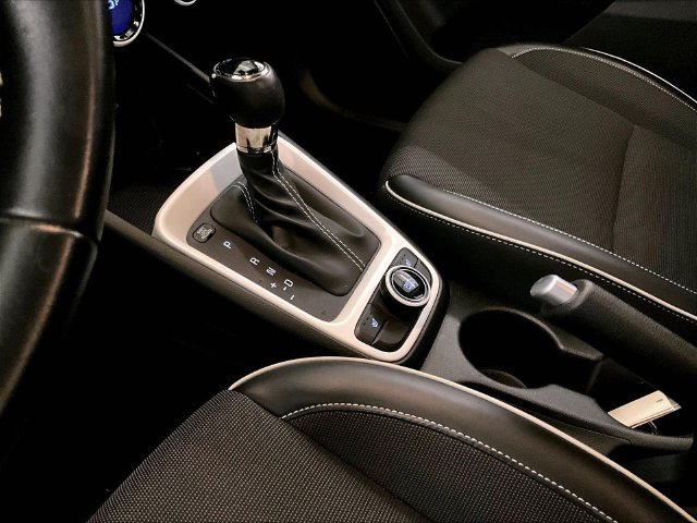 Used 2022 Hyundai Venue Limited FWD image 16