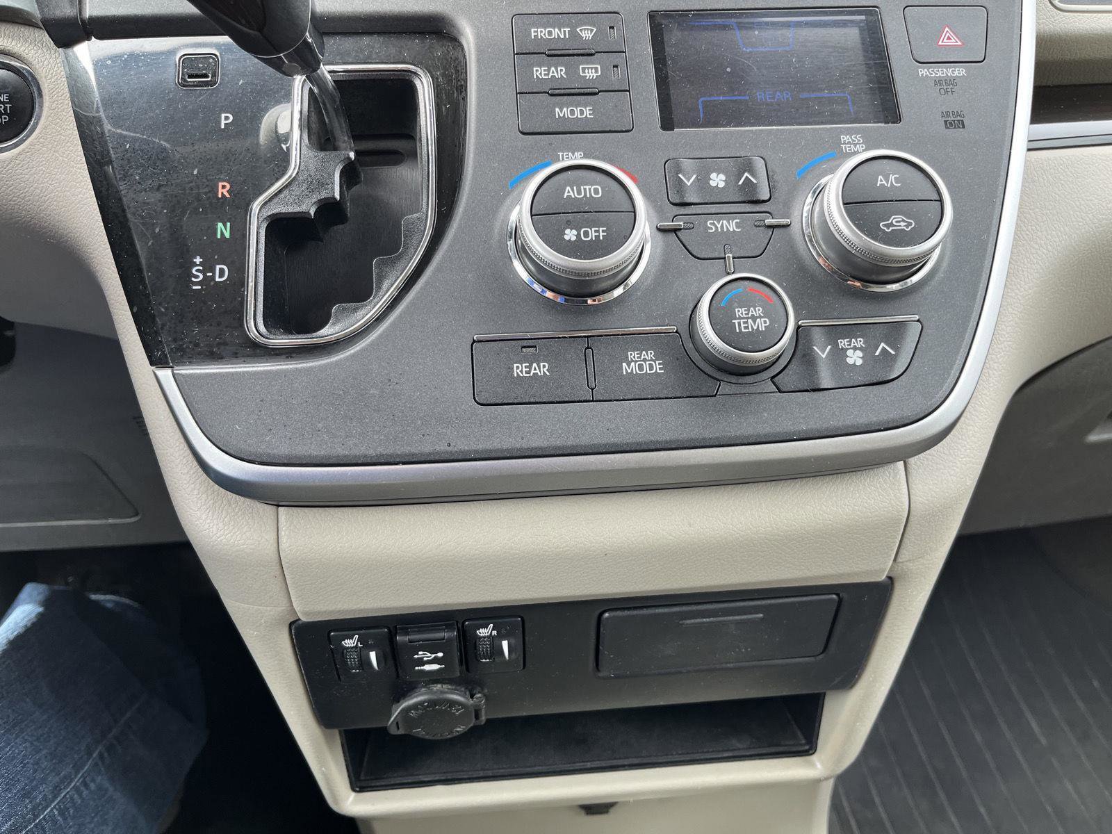 Used 2020 Toyota Sienna XLE w/ XLE Navigation Package image 22