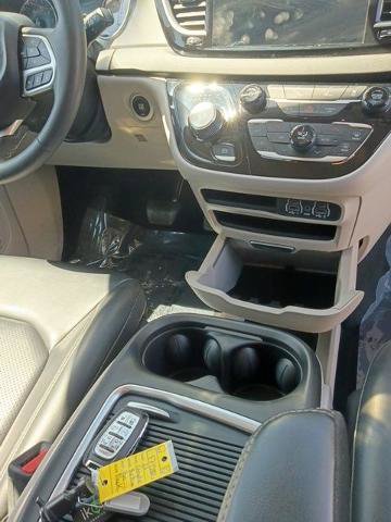 Used 2023 Chrysler Pacifica Touring-L FWD image 12