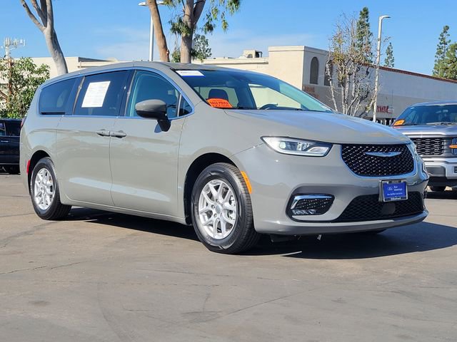 Used 2023 Chrysler Pacifica Touring-L image 2