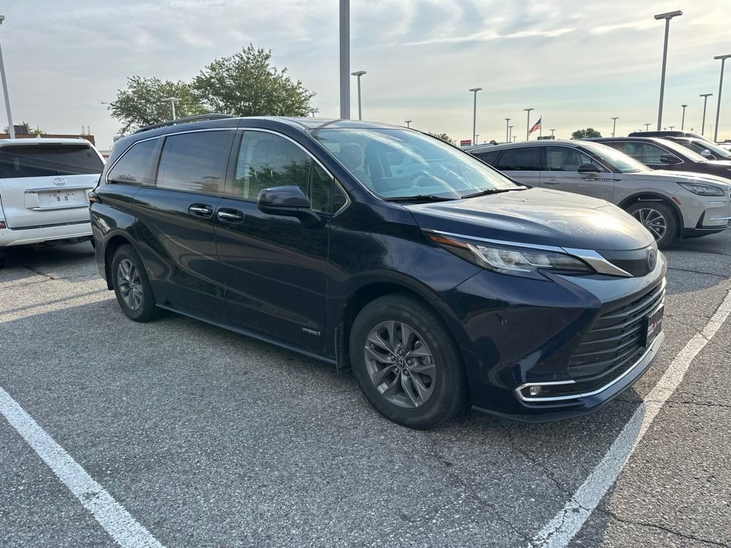 Used 2021 Toyota Sienna XLE w/ XLE Plus Package FWD image 9
