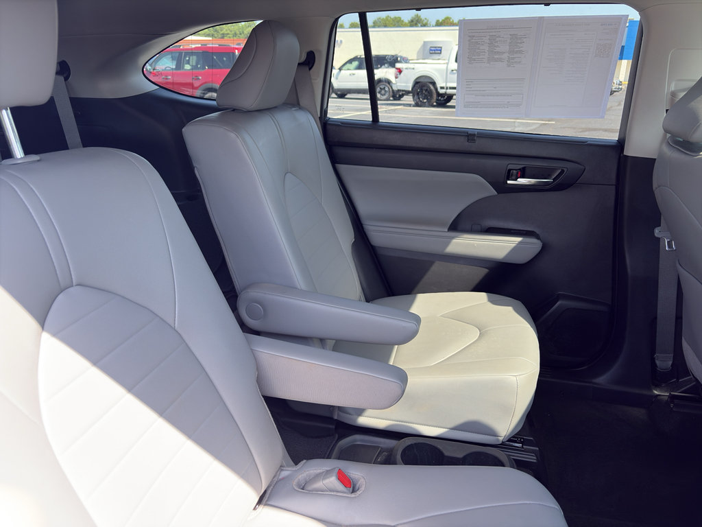 Used 2024 Toyota Highlander XLE FWD image 16