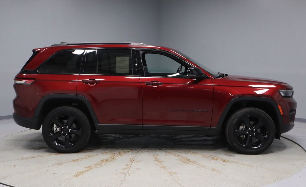 Used 2023 Jeep Grand Cherokee Altitude image 12