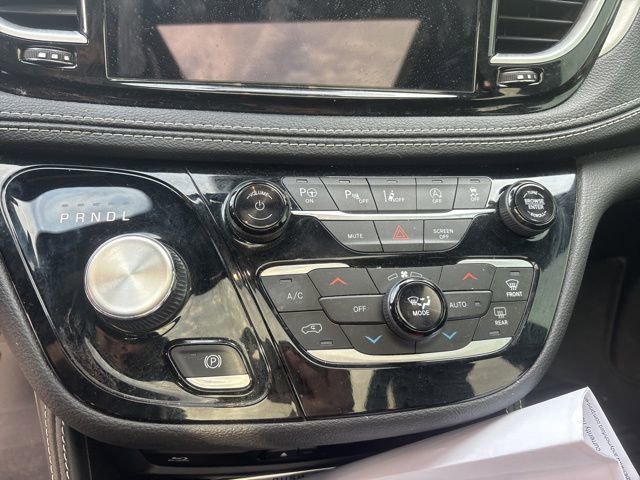 Used 2023 Chrysler Pacifica Limited w/ Uconnect Theater Family Group image 22