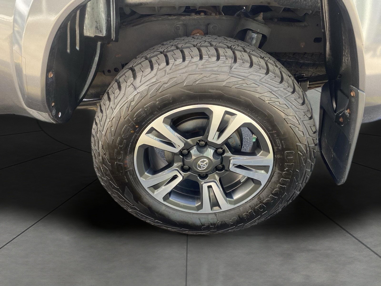 Used 2019 Toyota Tacoma SR5 AWD/4WD image 6