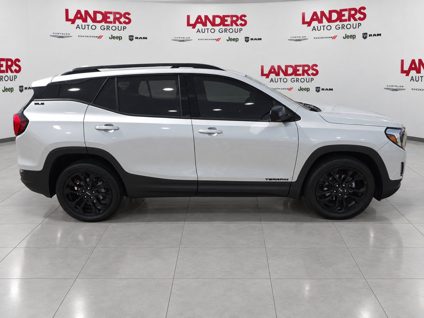 Used 2021 GMC Terrain SLE w/ Driver Convenience Package FWD image 4