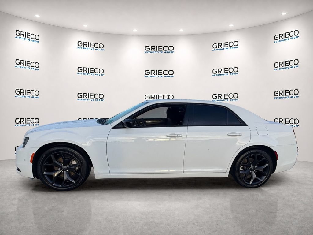 Used 2023 Chrysler 300 Touring w/ Safetytec Plus Group RWD image 4