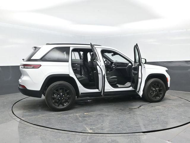 Used 2024 Jeep Grand Cherokee Altitude AWD/4WD image 28