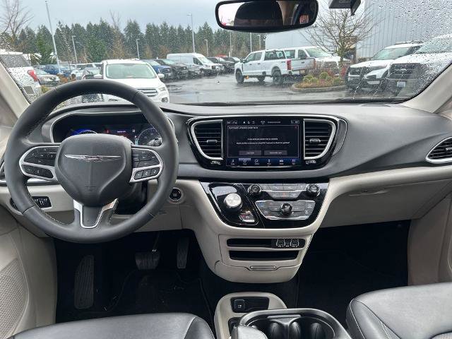 Used 2024 Chrysler Pacifica Touring-L image 6