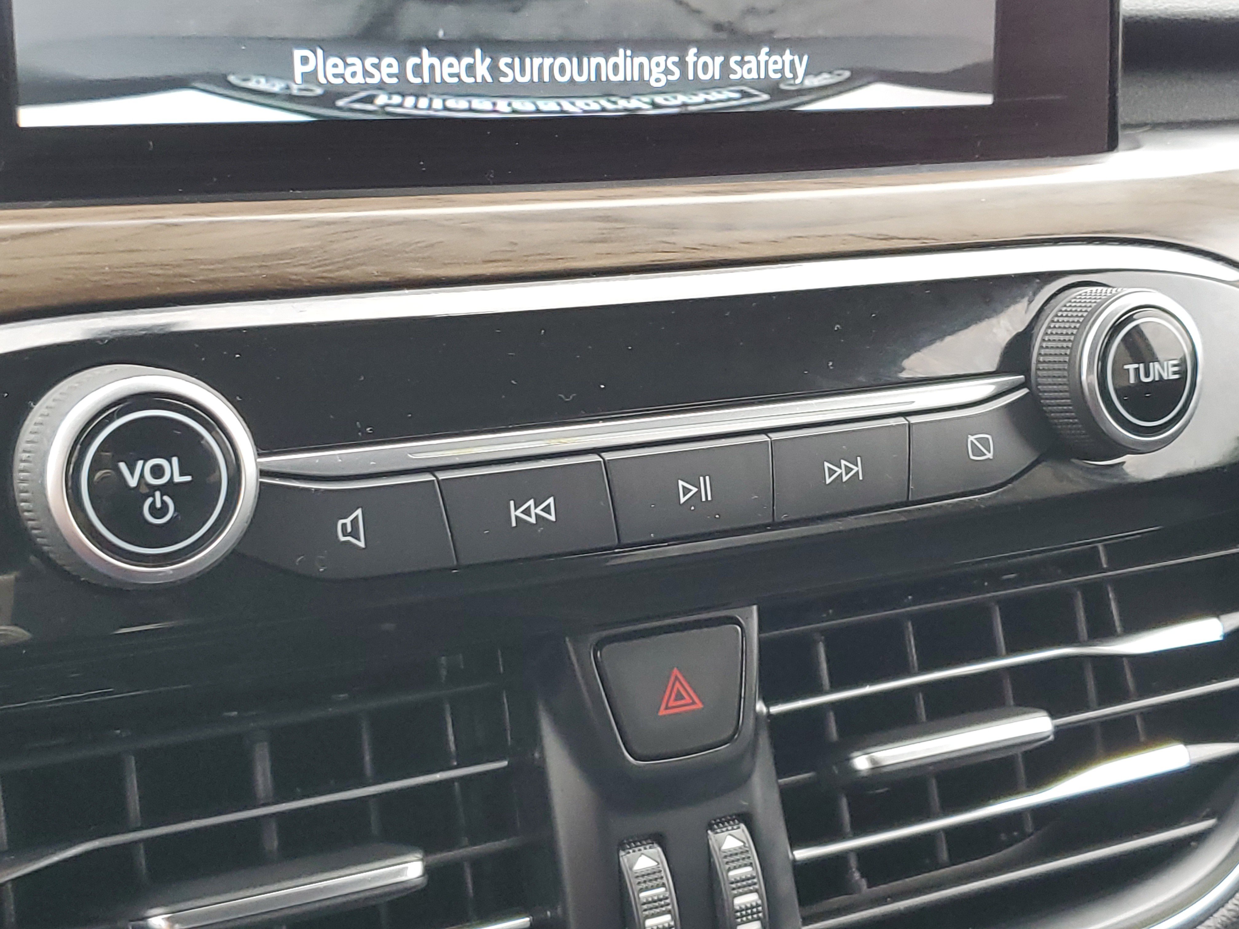 Certified 2020 Ford Escape Titanium AWD/4WD image 29