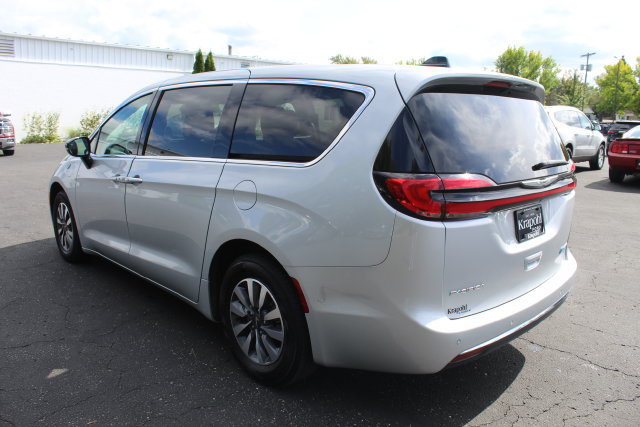 Used 2024 Chrysler Pacifica Limited FWD image 5