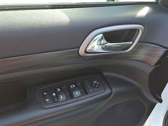 Used 2019 Jeep Grand Cherokee Laredo AWD/4WD image 39