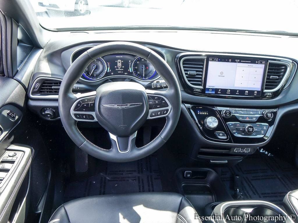 Used 2025 Chrysler Pacifica Select FWD image 13