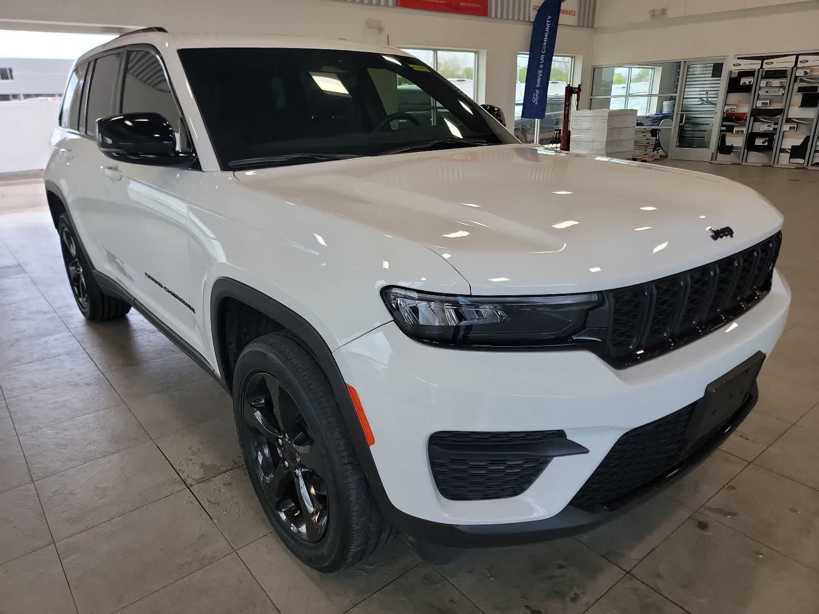 Used 2023 Jeep Grand Cherokee Altitude AWD/4WD image 5