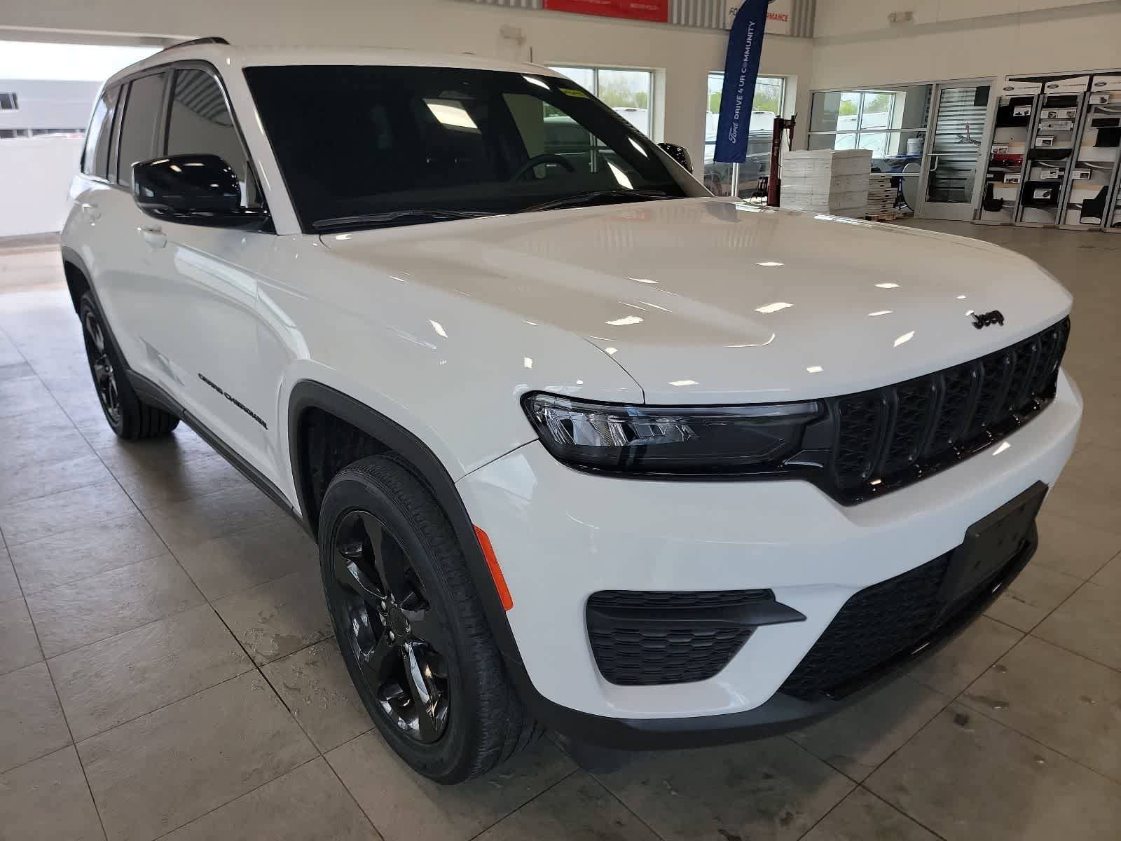 Used 2023 Jeep Grand Cherokee Altitude AWD/4WD image 5